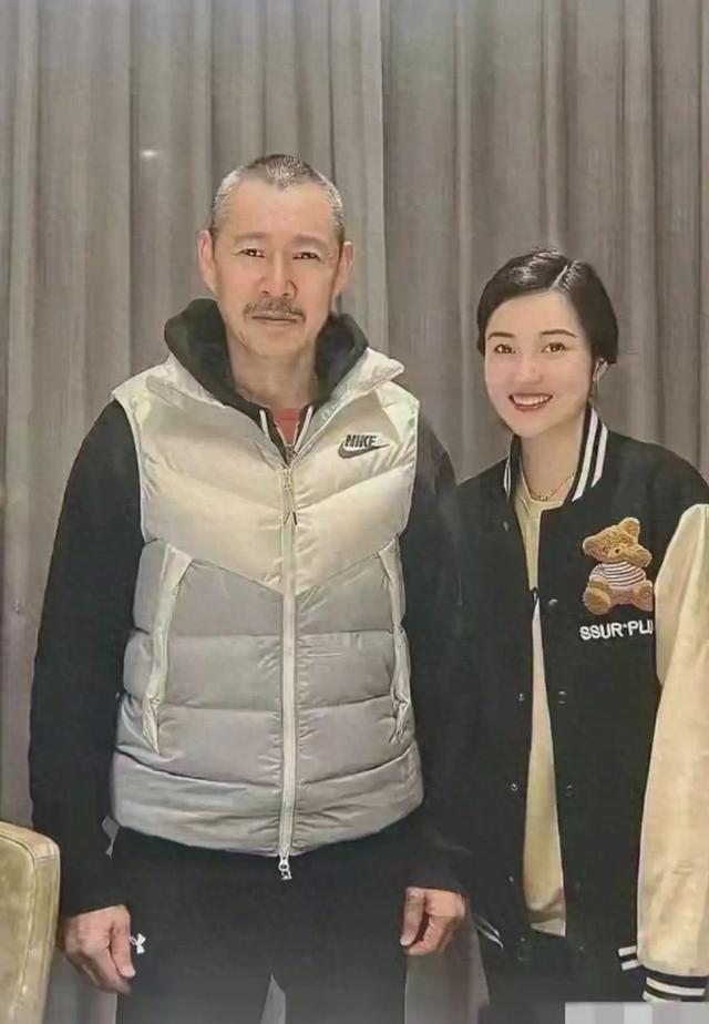 69岁张丰毅头发白了，腰不弯背不驼，精神状态挺不错的