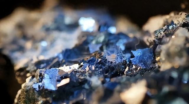 中国不给稀土，美议员连出3招：再不拿来	，就不让中国航班落地