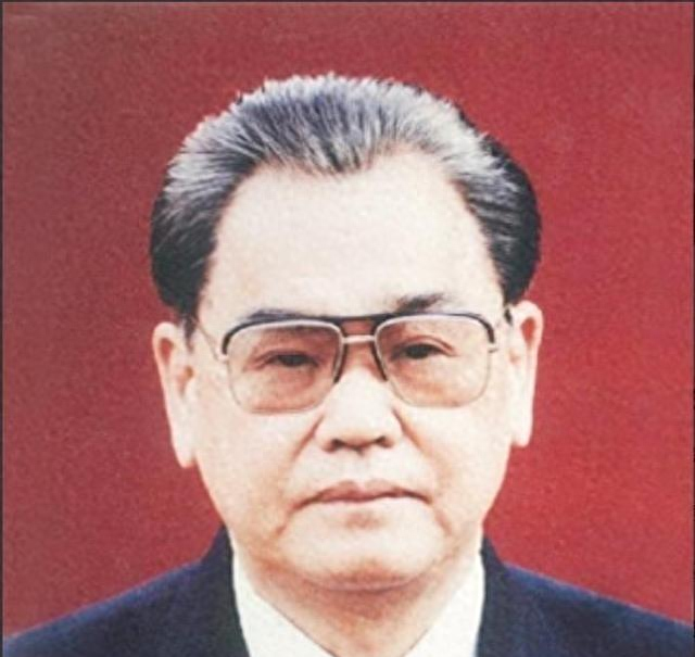 他是华国锋的接班人一心为国操劳	，晚年回到家乡当农民