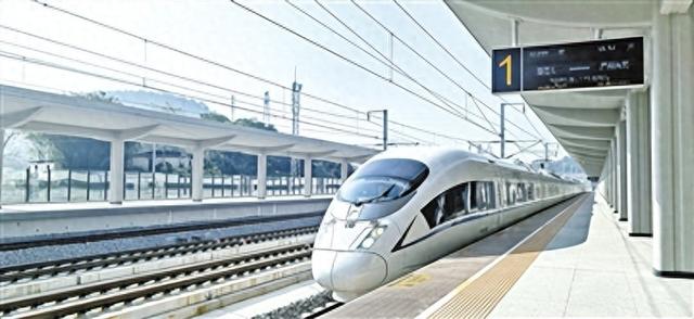 GO GO GO出发咯~广湛高铁前方到站：____