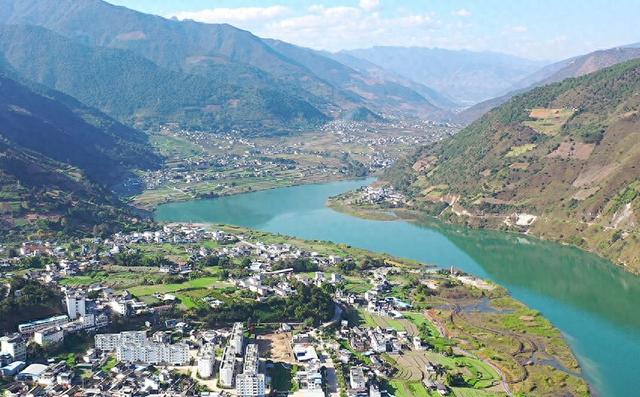 冬日澜沧江水绿如蓝