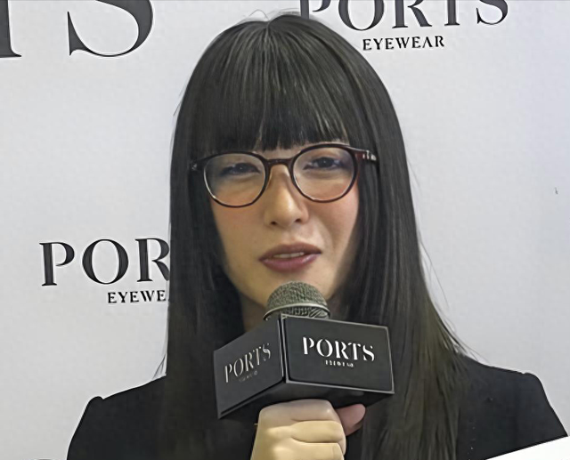 比整容还离谱！39岁江疏影现身活动，脸僵似硅胶，造型丑到认不出