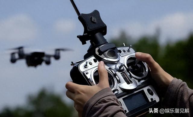 又抓2名间谍？九三阅兵期间偷拍，军事机密险遭泄露，身份不简单
