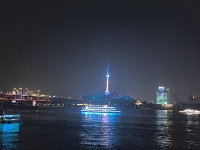 江景不再是背景，游客登游轮夜游长江赏武汉