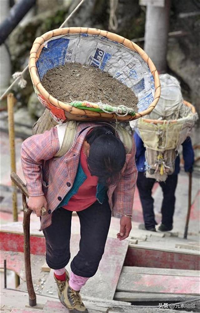 搬一趟只赚几十块，老君山53岁女搬山工背重物11年，有不服输的劲