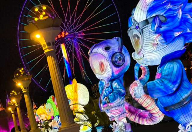 摩天轮下的彩灯游园会来了，来石景山游乐园开启奇妙光影之旅！