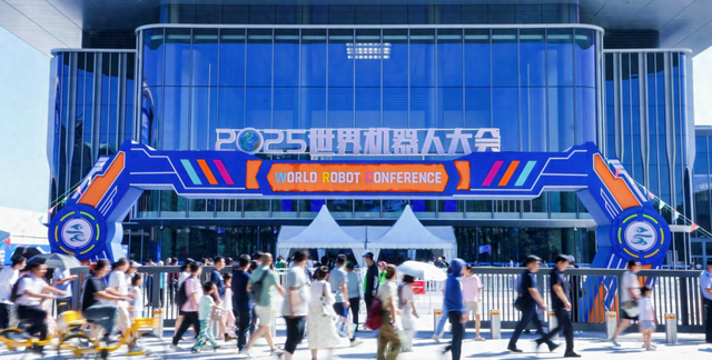 硬核北京 | 2025世界机器人大会“破圈”，工业智能、康养科技… 亦庄上演“机器人总动员”