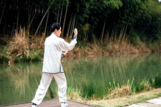 练太极累肩酸疼？别死磕招式！3个“反常识细节”，比打百遍轻松