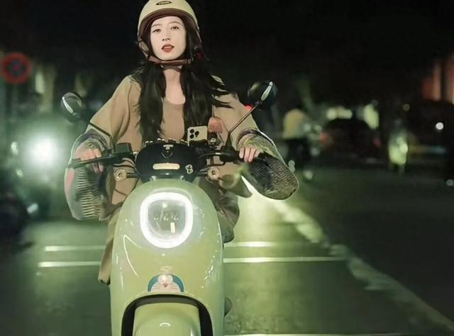 资讯｜一年卖出36亿，这个轻奢新宠正在掏空年轻人的钱包？