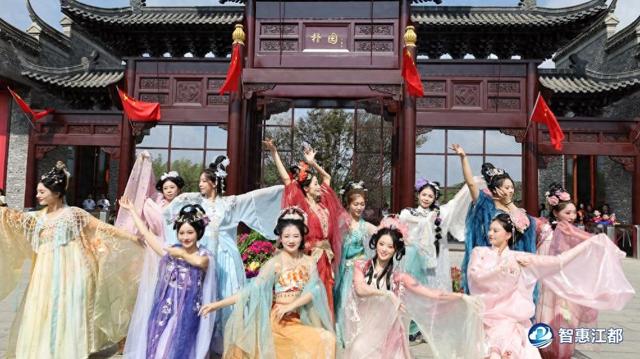 花神惊艳，歌声飞扬！丁伙朴园双节首日“热”力全开