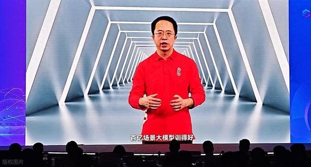 黄仁勋刚起飞，周鸿祎就掀桌！网信办这记耳光打得漂亮