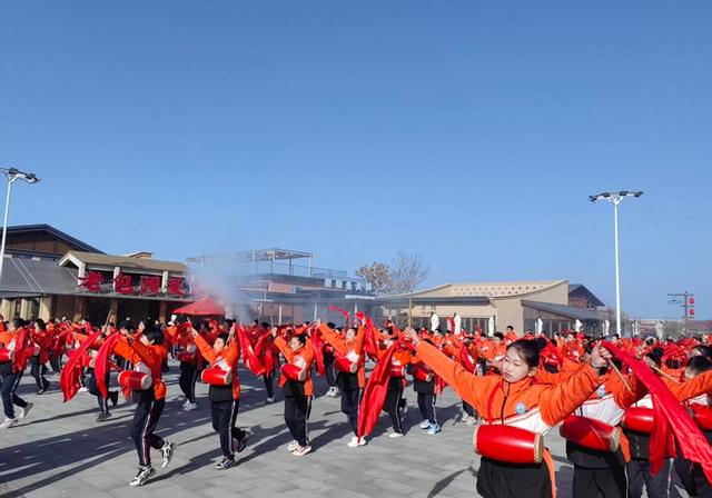 今天，包头黄河观凌季启动仪式在天下黄河第一村盛大举行。