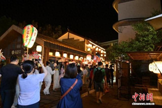 安徽休宁：民俗文化点亮齐云山“夜经济”