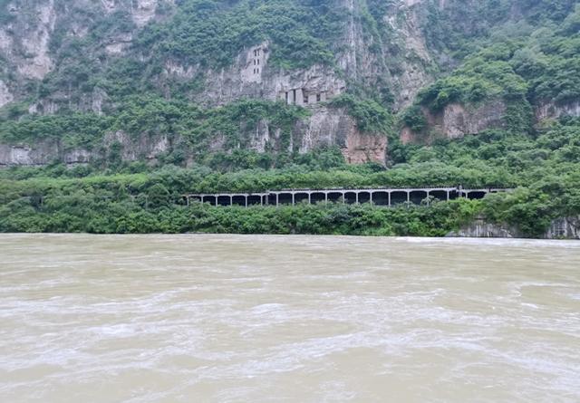 离开城市的喧闹，小城峨边的惊喜（大渡河的波涛）