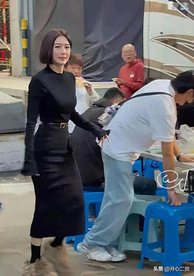 秦岚变化太大了,胸很大,腰很细,臀部很大,身材有点像芭比娃娃