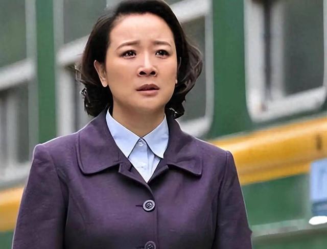 她是国家一级女演员，多次给丈夫戴绿帽，重病丈夫坐轮椅也不离婚