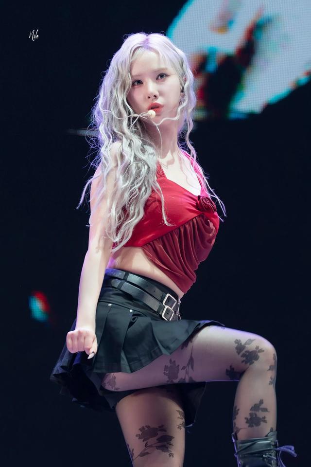 韩国女星丁恩妃大胆的肥腿字母黑色丝袜！个子矮也能这么诱惑吗？