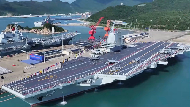 “福建”舰服役，中国海军正式跨入“三航母”时代