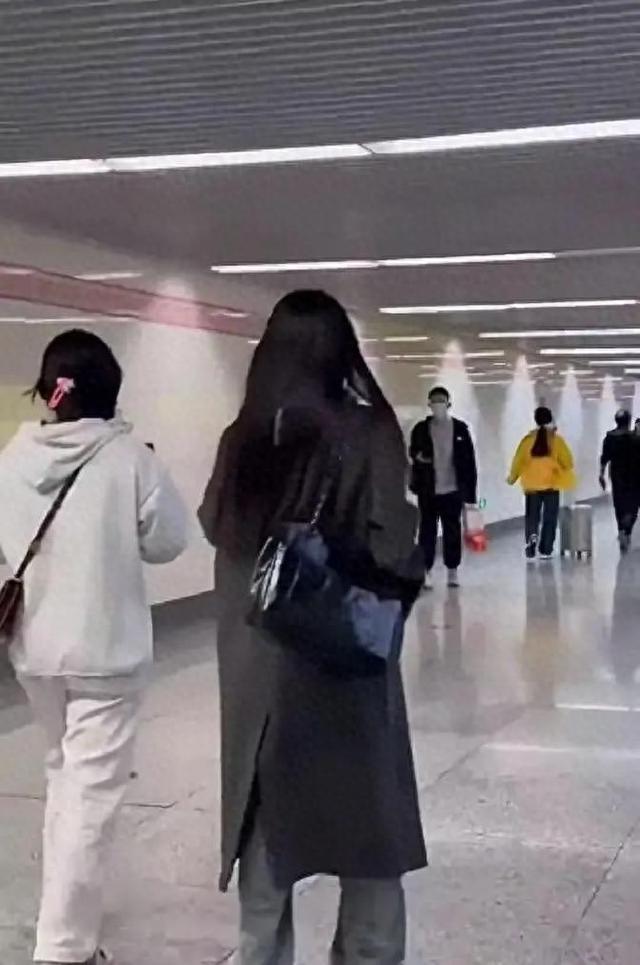 被上海地铁女生惊艳了！衣不暴露，穿搭时髦得体，美得洋气又高级