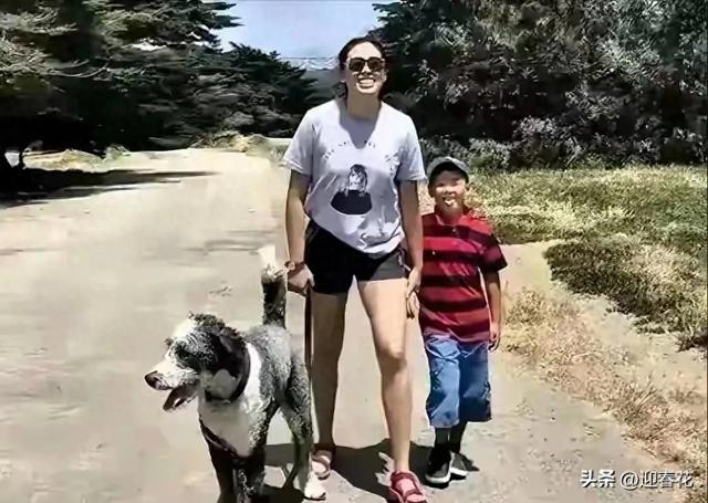 郎平女儿白浪在美国 和弟弟白帝同行 姐弟俩笑容灿烂 举止温柔很可爱