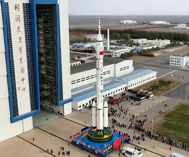 神舟二十一号发射！4只小鼠被带进太空，航天员手腕黑带不简单