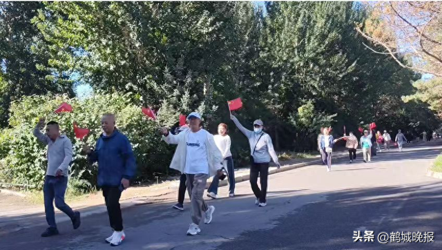 双节前夕邻里乐！曙光社区徒步活动暖人心