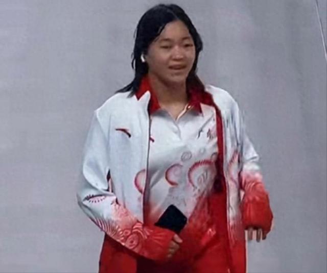 全红婵首跳夺冠，网友：18岁全妹大变样！