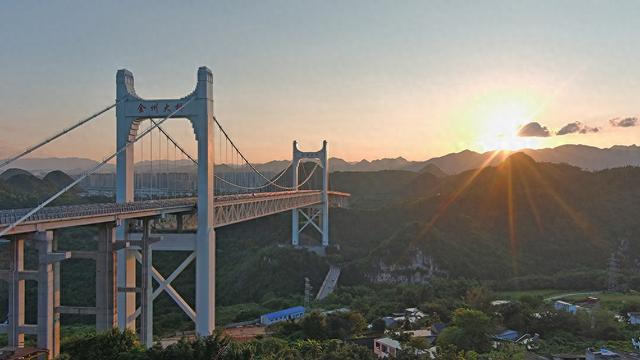 兴义：桥旁赏落日 桥上瞰山河 桥下观飞瀑 解锁立体化旅游新模式