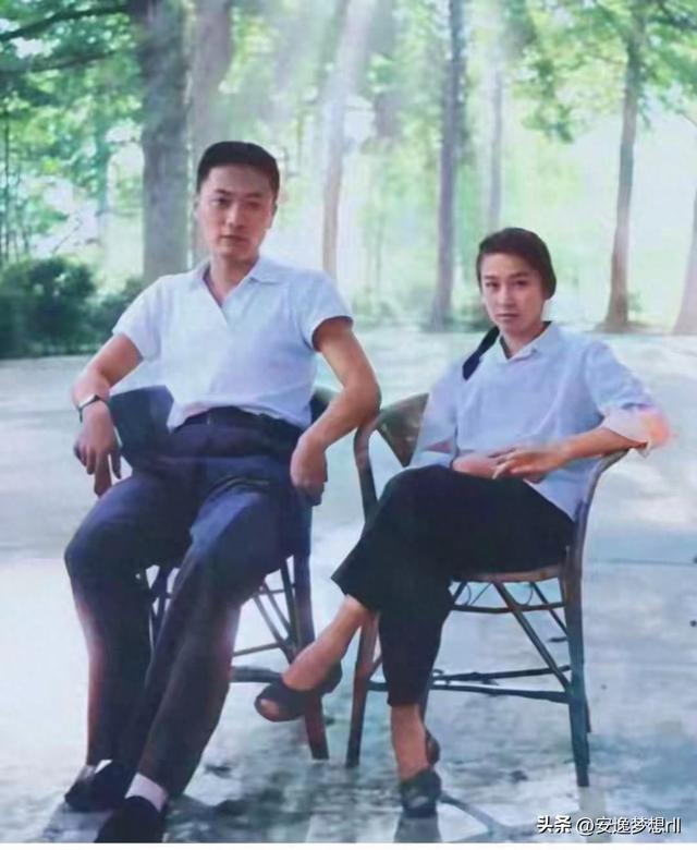 1975年	，陈毅的儿子和粟裕女儿的合影，那时两人刚完婚