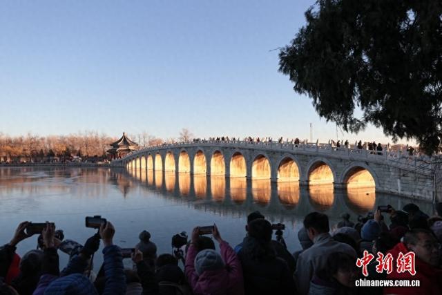 北京颐和园“金光穿洞”景观引游人