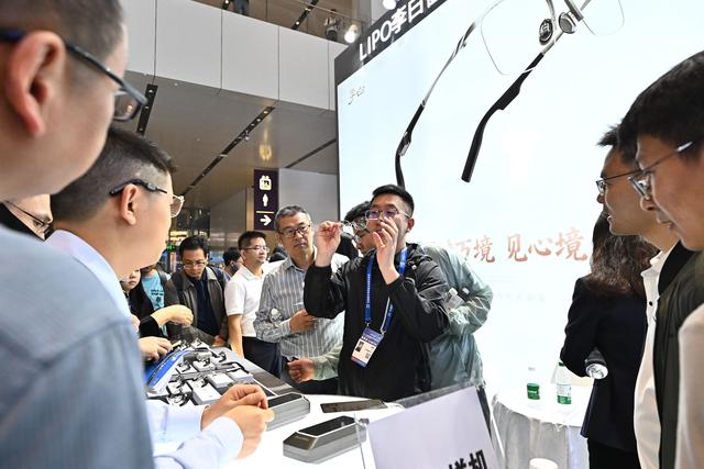 图集｜消费电子新品密集亮相高交会，智能科技与创意设计引全球观众热捧