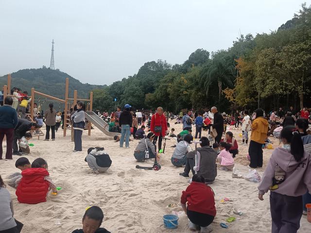 德阳市东湖山公园，周末沙池挤爆了！这遛娃顶流挖沙铲都抢不上