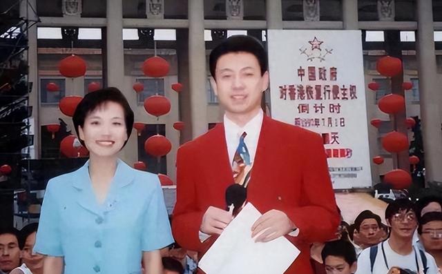 私生活混乱？被传10年换5任妻子，从央视离职的他，如今怎么样了
