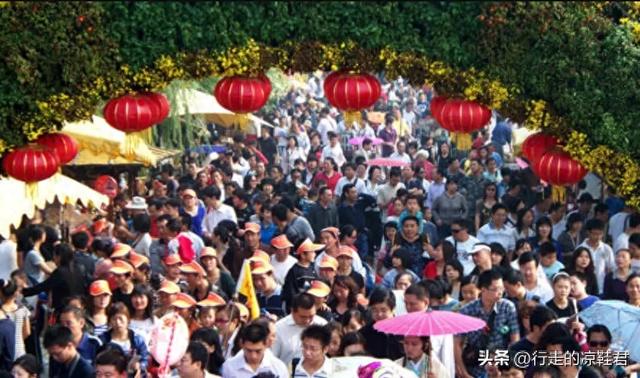 “十一”游客都去露营了，酒店人还在等客？