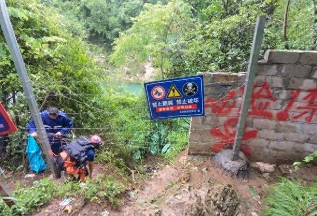 4人探险马岭河，1人踩空被冲走！