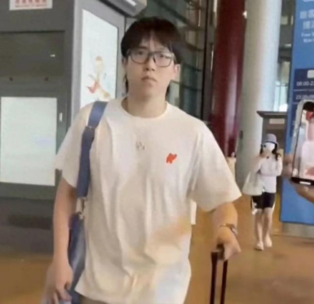 国乒抵达北京：王楚钦一脸疲惫，邱贻可推孙颖莎行李，王曼昱发呆