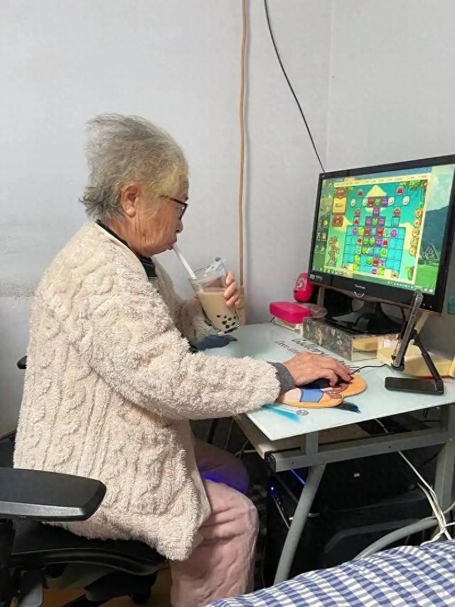 80岁爷爷沉迷游戏，不仅当起游戏主播，还和孙子消除两代人的代沟