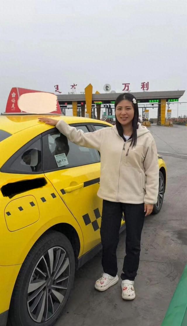 重庆女子打“黄色法拉利”去内蒙古策马奔腾，当事人：拦了十多辆车才有司机接单，计价器爆表