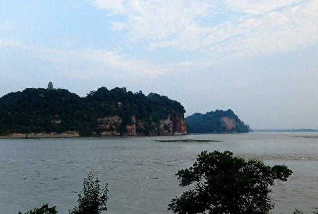 我是香港人，刚从乐山回，实在忍不住想说：乐山给我的三点印象