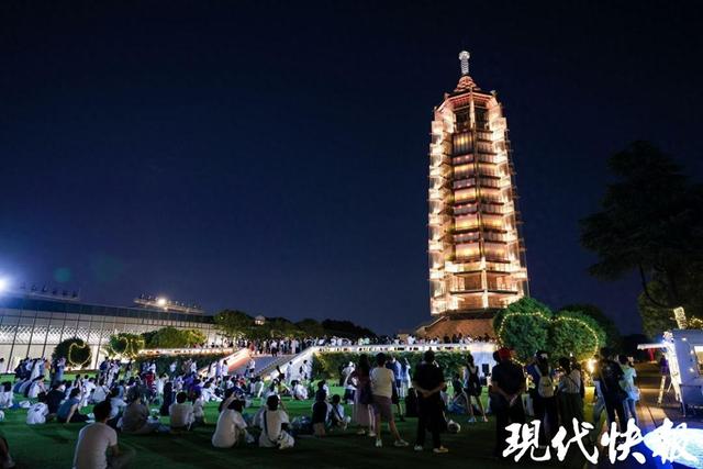 大报恩塔点亮七夕限定粉！“灯塔夜公园”解锁浪漫新体验