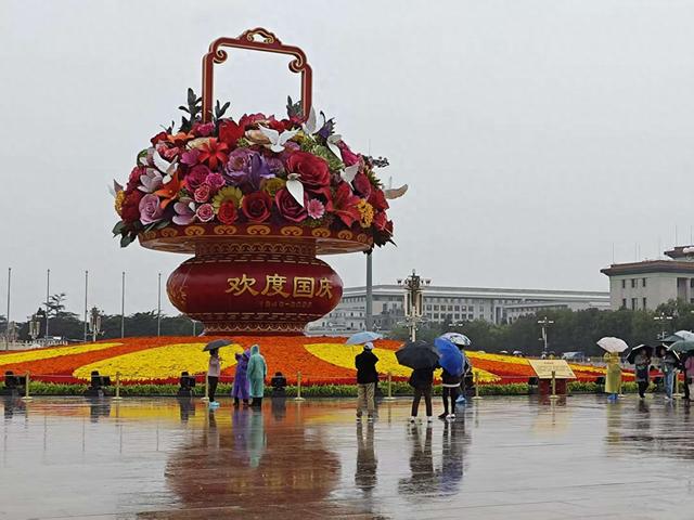 京城秋雨歇又至，游客热情不减