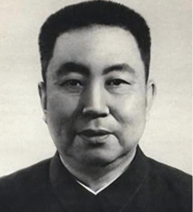 1976年华国锋参加晚宴，接到紧急电话后脸色突变：马上去中南海