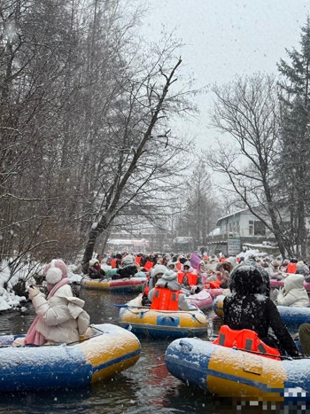 长白山一冬季漂流项目带游客体验“泰坦尼克”，工作人员：人比较多，得早点来