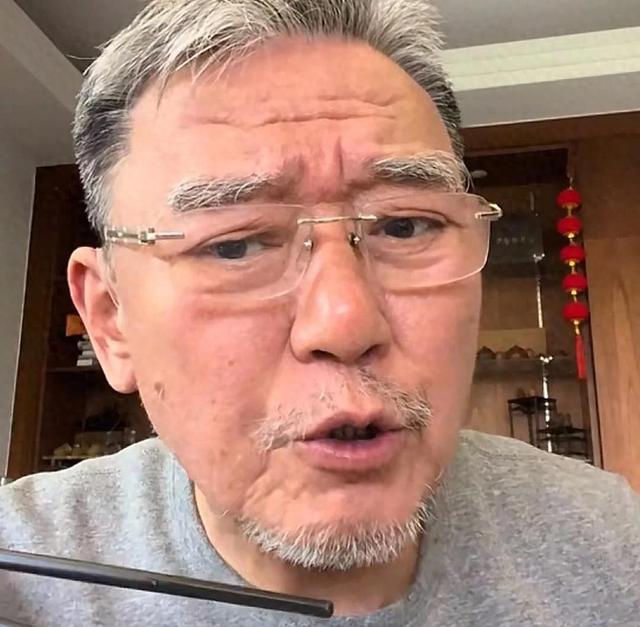 73岁李立群现状：找朋友借钱无人理，当众流泪，坦言后悔回到台湾