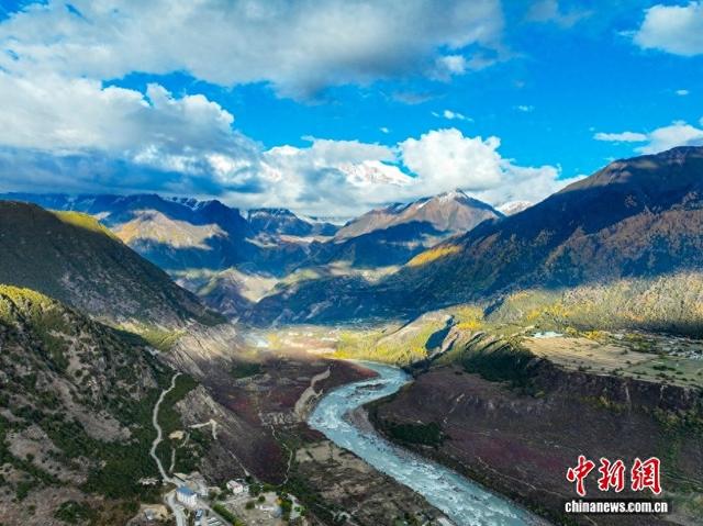 西藏林芝：雅鲁藏布大峡谷秋景如画