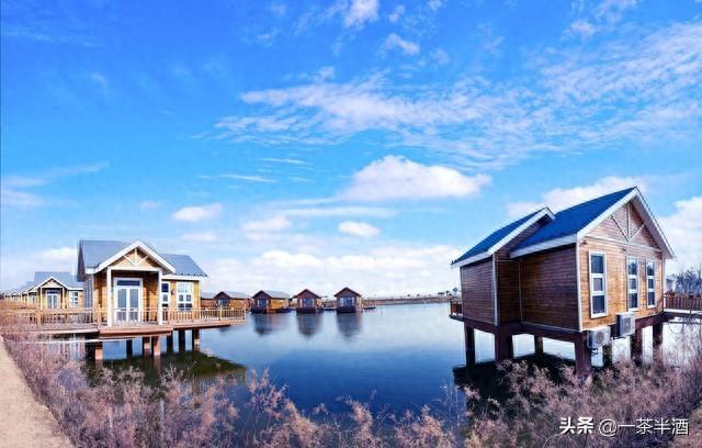 自驾营地：山东日照市沿海自驾露营地停车场，主要景点及特色美食