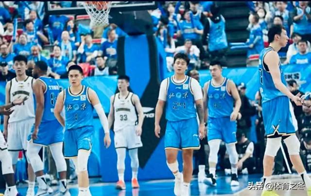 离谱!杨鸣怒喷裁判遭赶出场,威尔斯跟风领T,辽宁拱手送三连胜