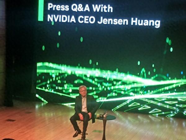 英伟达黄仁勋盛赞韩国存储芯片产业，建议该国加快构建AI基础设施