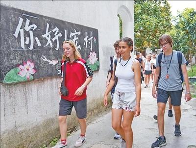 紧贴入境游客需求，推出务实政策举措，中国不断提升入境旅游服务便利化水平——“让中国之旅更加丰富、生动、有温度”