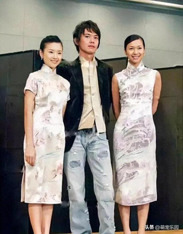 2004年老照片曝光，两位女星并肩而立，多才多艺的她让人印象深刻